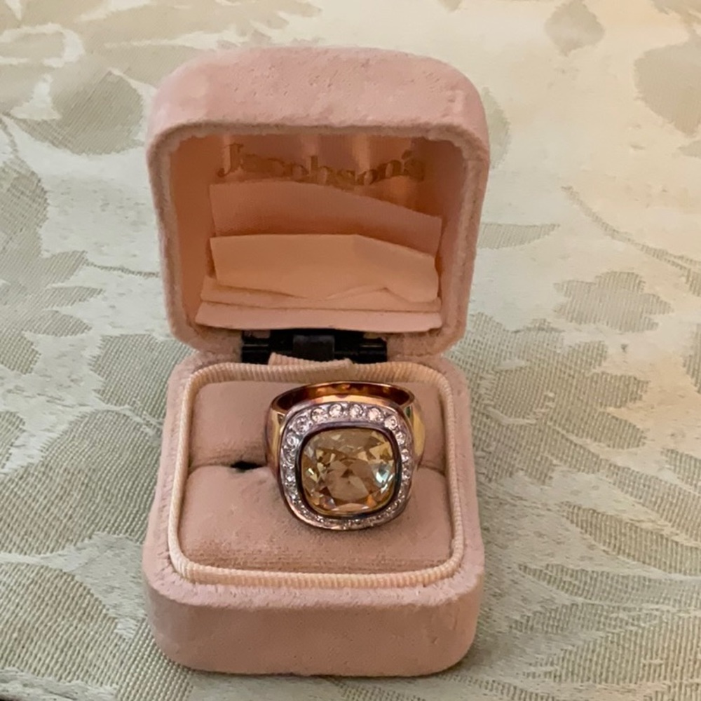 Decorative ring with one big crystal surrounded by 20 some little crystal stones